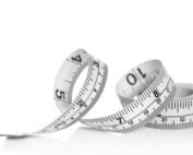 Maßband, flexible Messhilfe, in Weiß mit schwarzen Skalen, für präzises Vermessen von Körper und Gegenständen.