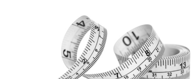 Maßband, flexible Messhilfe, in Weiß mit schwarzen Skalen, für präzises Vermessen von Körper und Gegenständen.