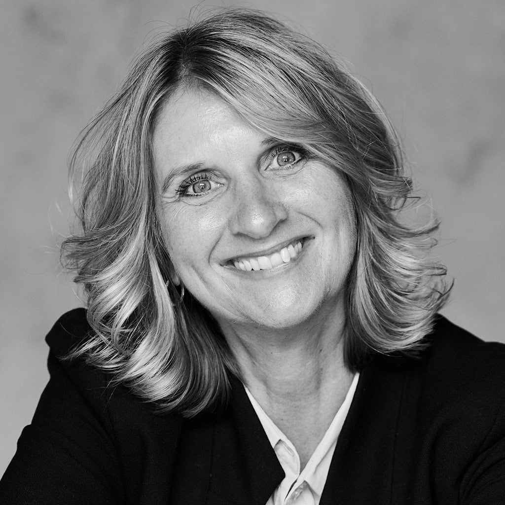 Authentisches Businessportrait einer lächelnden Frau, professionell und sympathisch, für die Website seinsein.ch.